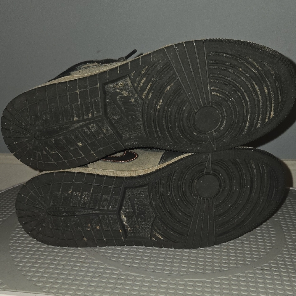 Jordan Black and Gray Sneakers - Picture 5 of 7